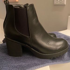 Refresh 01 chunky heel booties